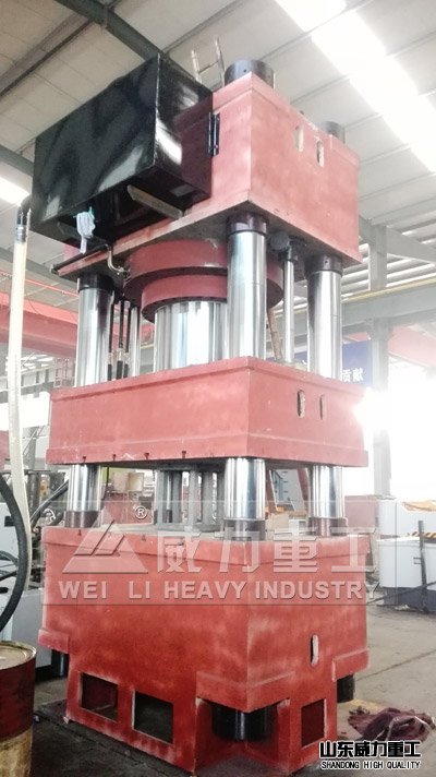 1300吨四柱液压机车间加工完成（为喷漆）