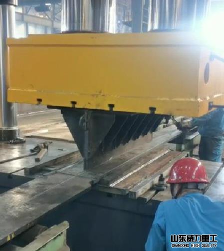 1000吨二梁四柱油压机校直钢板的使用现场